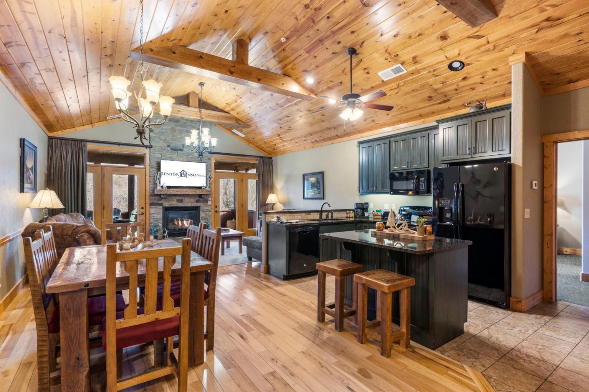 Cozy Lodge-private Hot Tub-walk To Taneycomo-free Attraction Tickets Holiday home