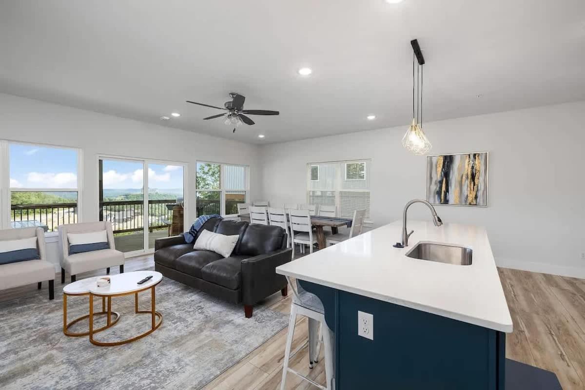 Cozy Table Rock W Hot Tub & Game Holiday home *