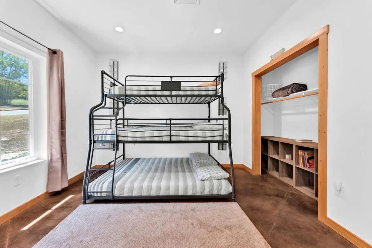 8-bedroom Retreat- Hot Tub & Porch Swings *