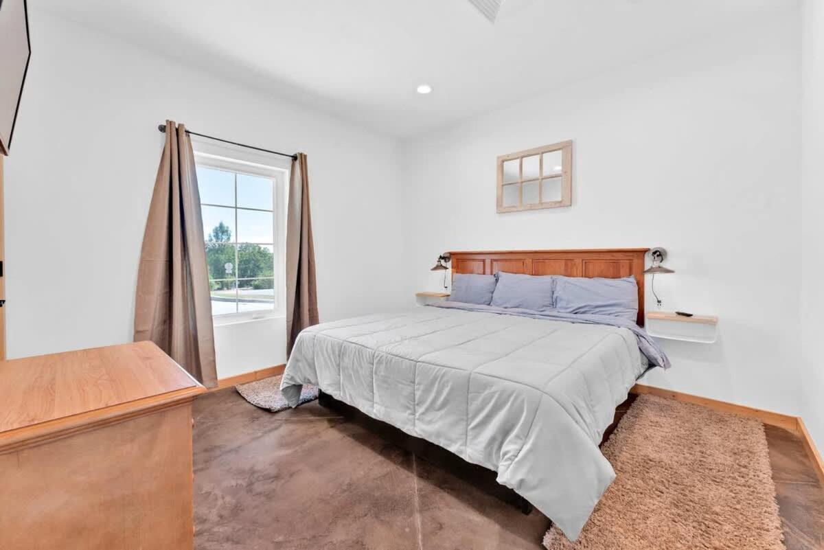 8-bedroom Retreat- Hot Tub & Porch Swings *