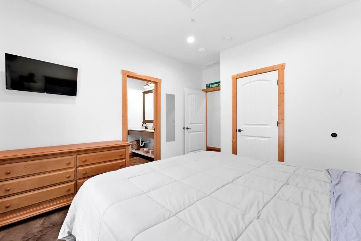 8-bedroom Retreat- Hot Tub & Porch Swings Holiday home