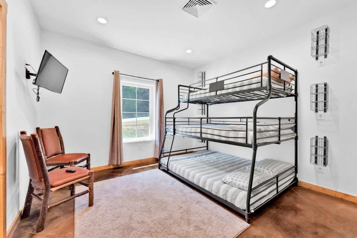 8-bedroom Retreat- Hot Tub & Porch Swings Holiday home *