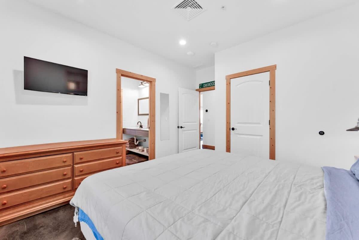 Holiday home 8-bedroom Retreat- Hot Tub & Porch Swings