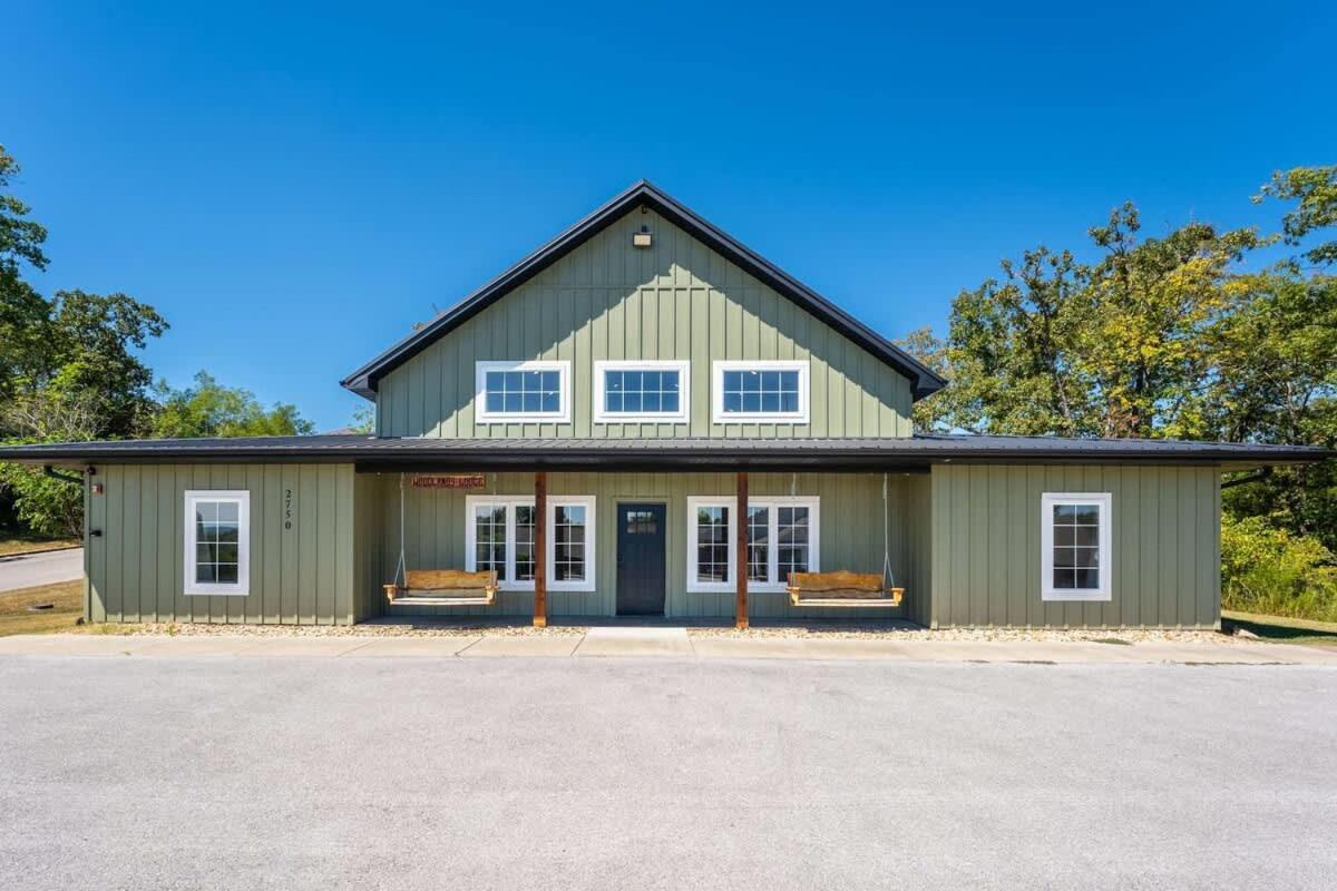 8-bedroom Retreat- Hot Tub & Porch Swings *