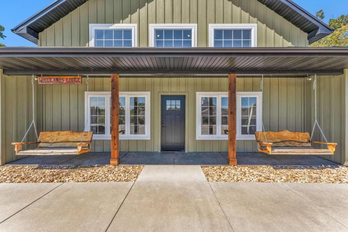 8-bedroom Retreat- Hot Tub & Porch Swings