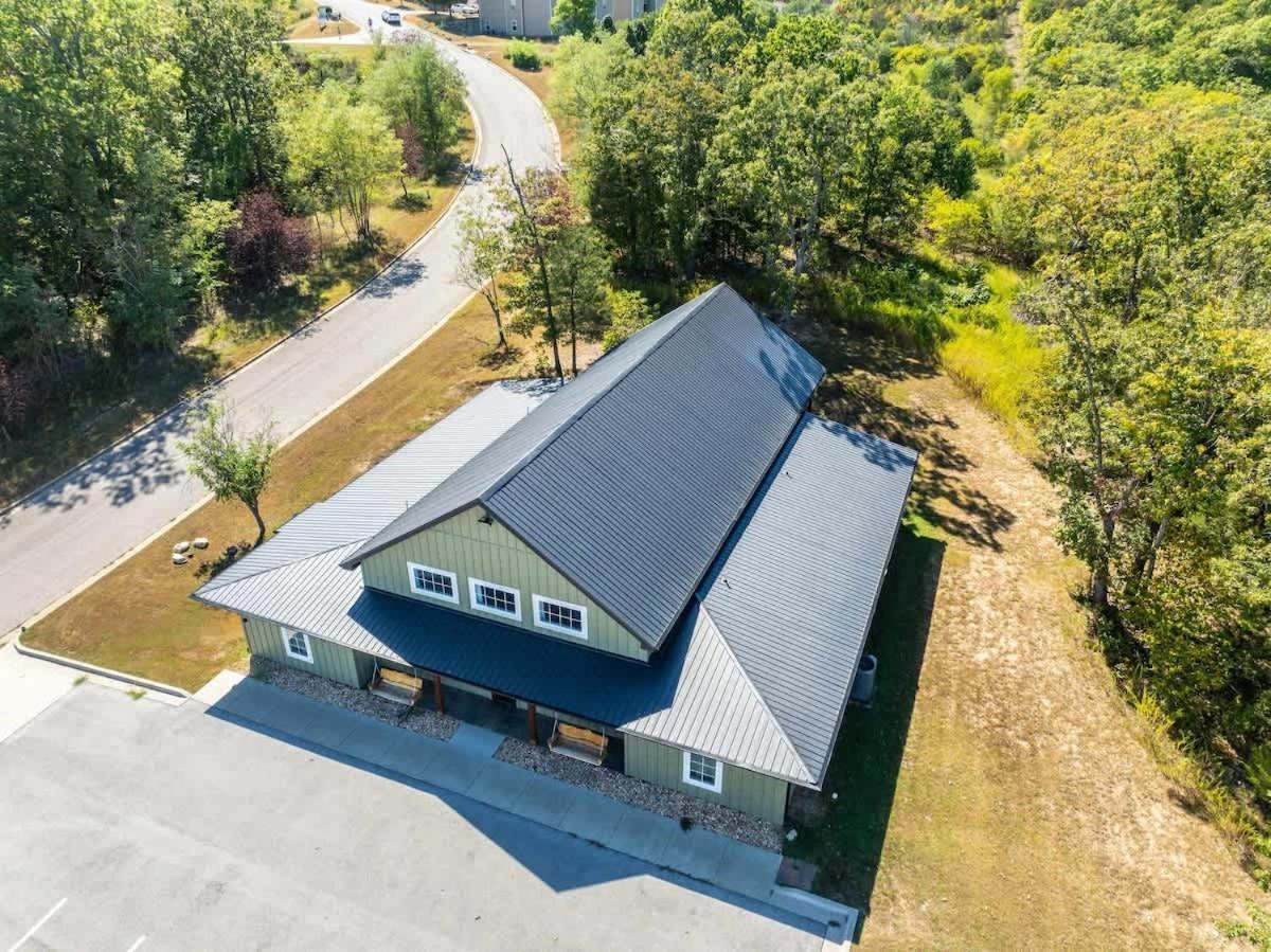8-bedroom Retreat- Hot Tub & Porch Swings Branson