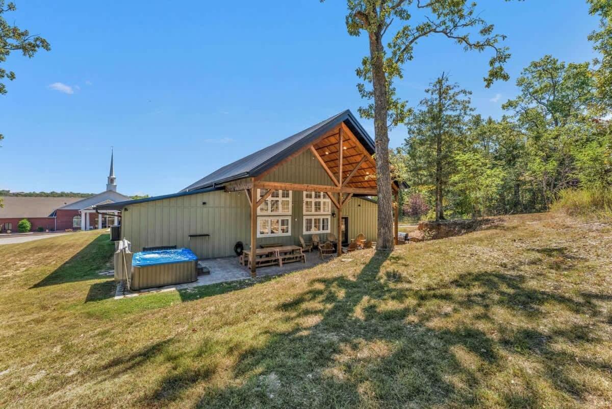 8-bedroom Retreat- Hot Tub & Porch Swings Branson