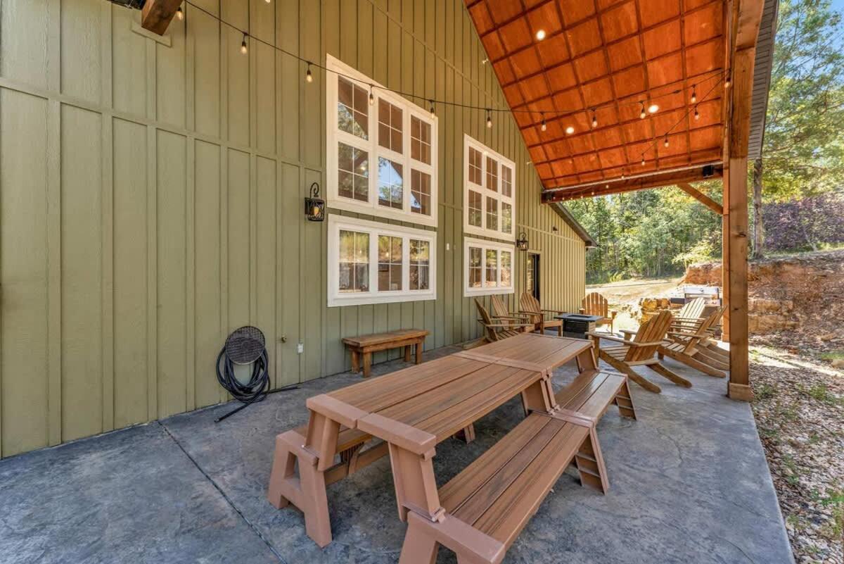 8-bedroom Retreat- Hot Tub & Porch Swings Branson