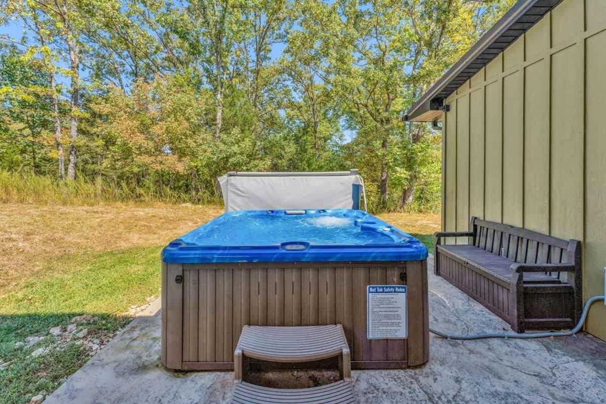 Holiday home 8-bedroom Retreat- Hot Tub & Porch Swings