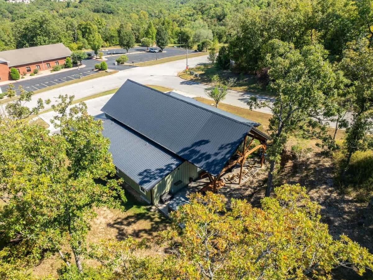 8-bedroom Retreat- Hot Tub & Porch Swings Holiday home *