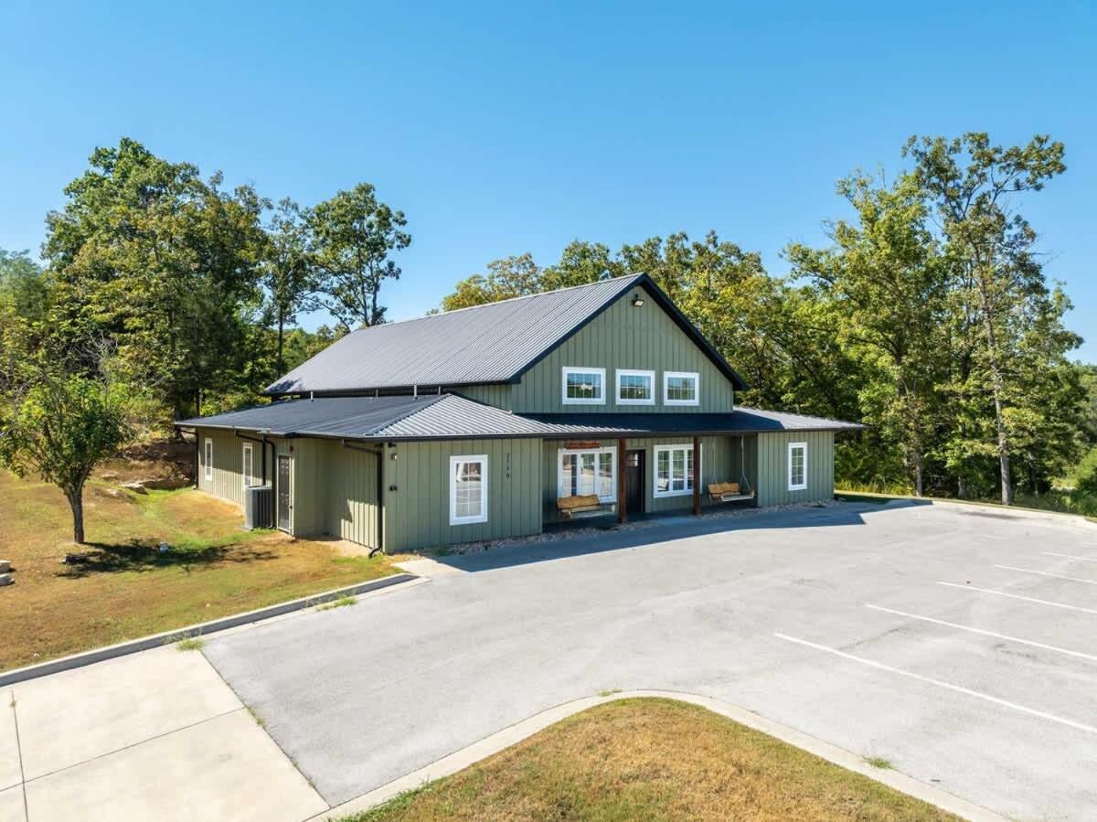 8-bedroom Retreat- Hot Tub & Porch Swings Holiday home *