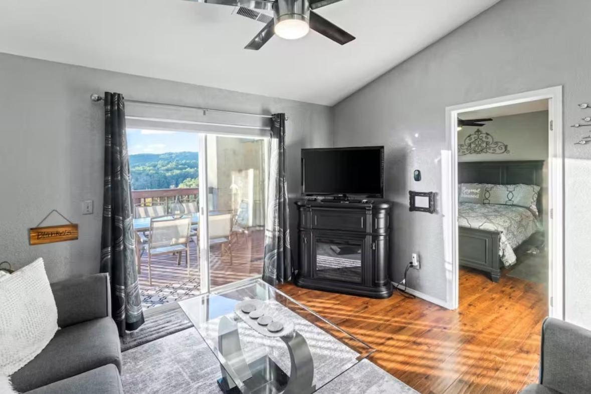 Spring Break Special! View, By Sdc, Deck, 5-5 Apartment Branson