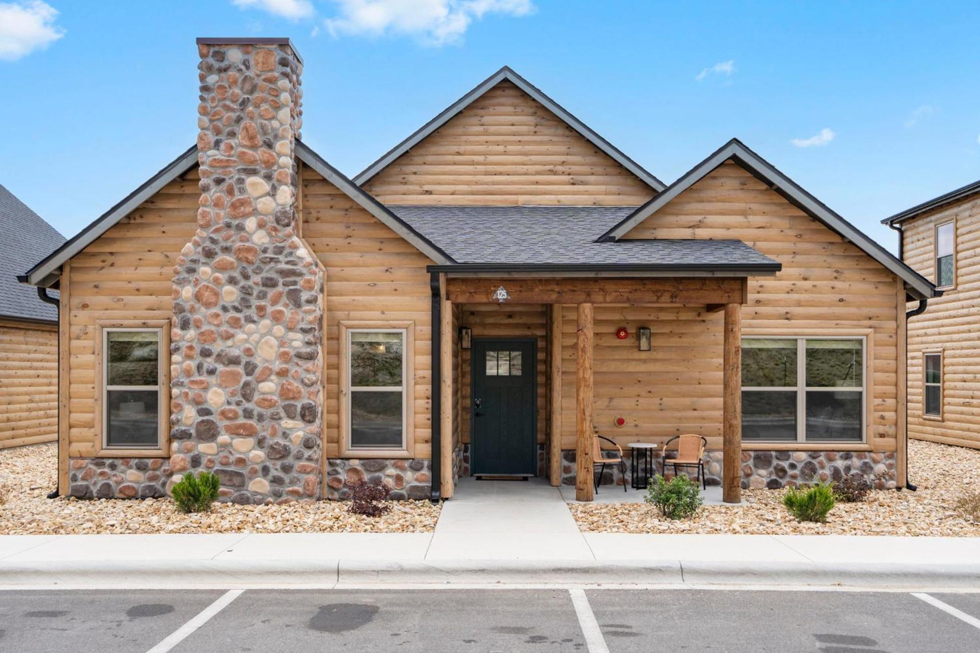 Holiday home New Log Cabin, Free Local Attraction Tickets Daily, Ozark Views, Cmty Amenities!