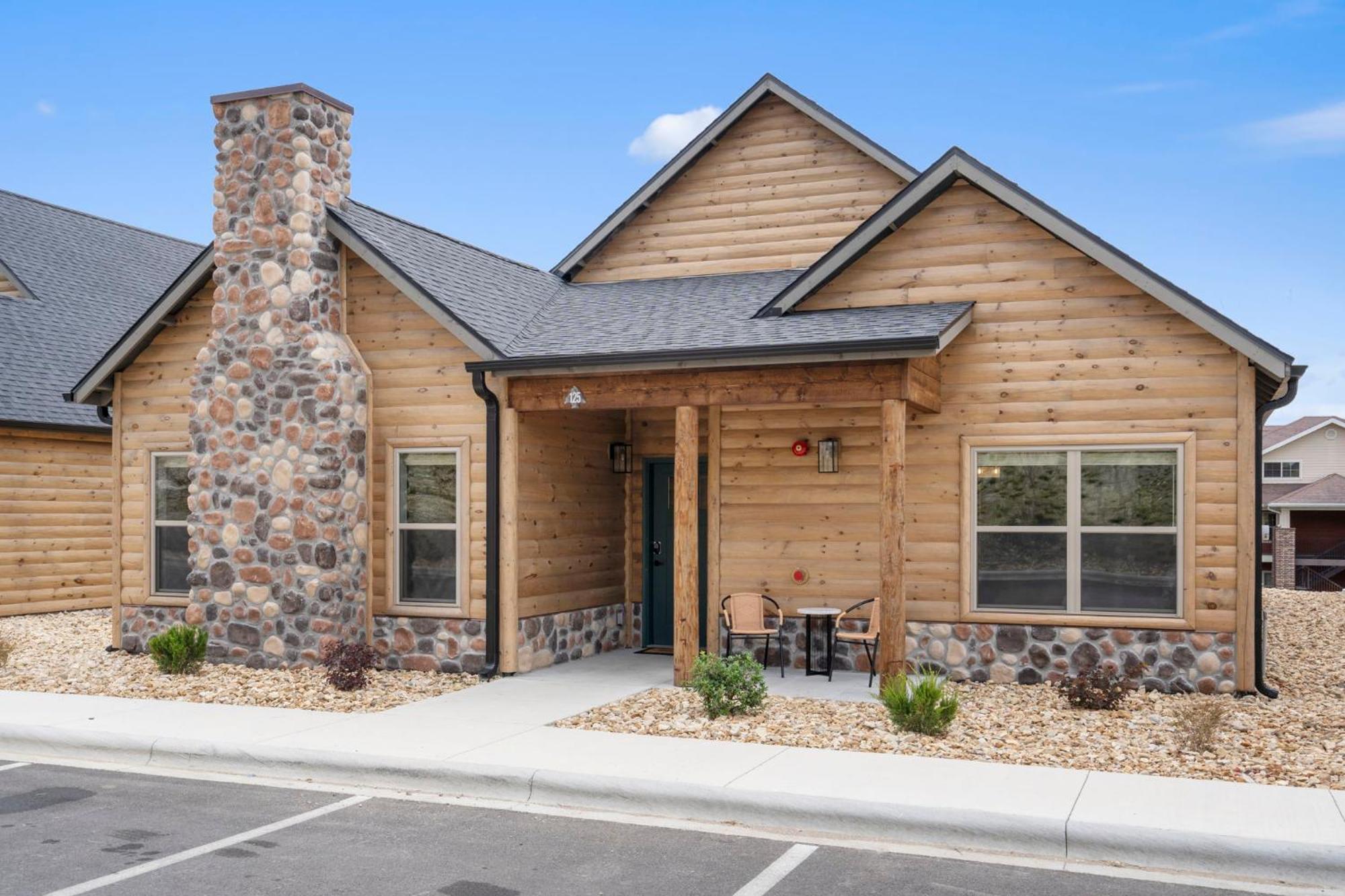 New Log Cabin, Free Local Attraction Tickets Daily, Ozark Views, Cmty Amenities! *