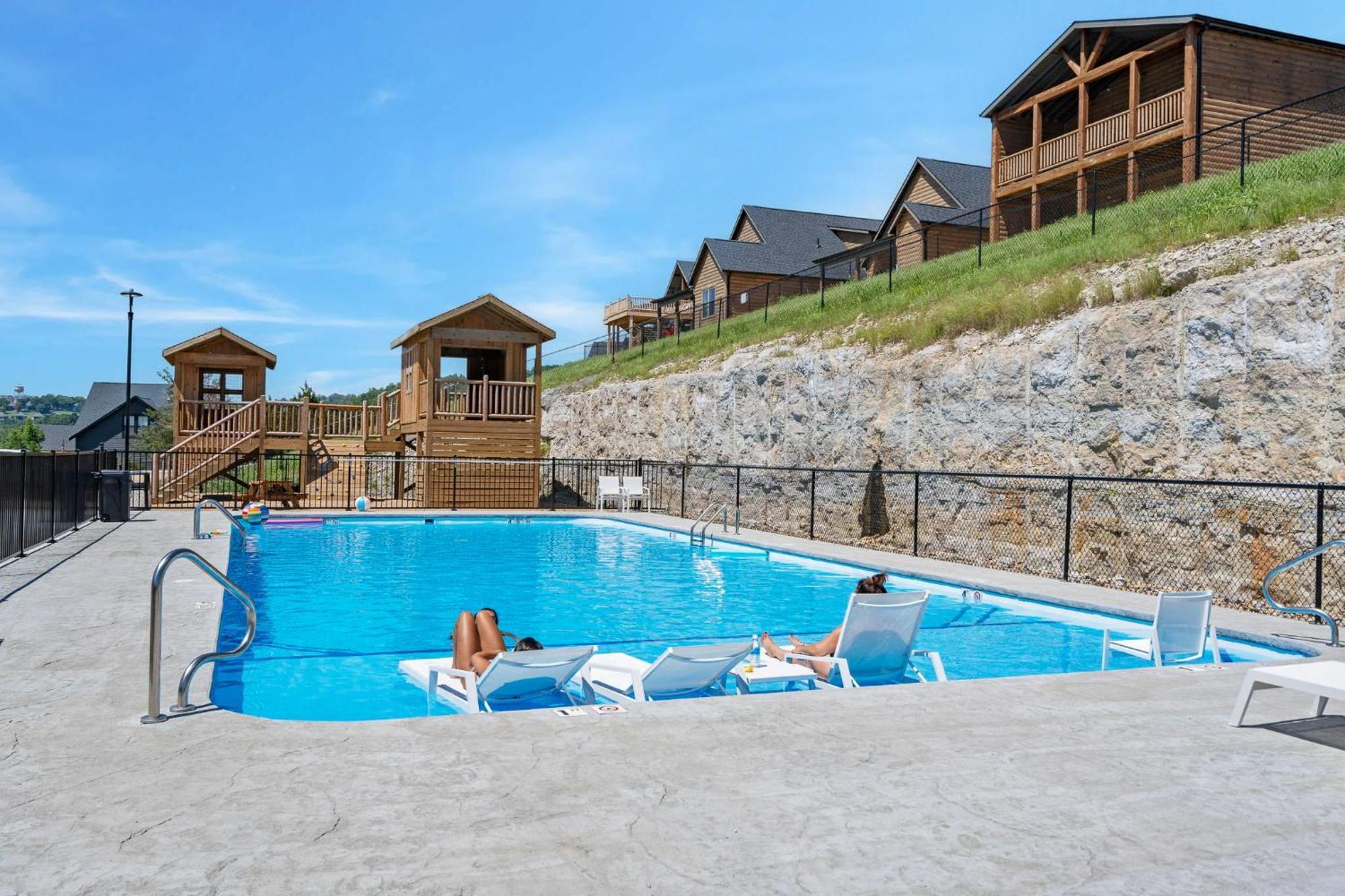 New Log Cabin, Free Local Attraction Tickets Daily, Ozark Views, Cmty Amenities! *