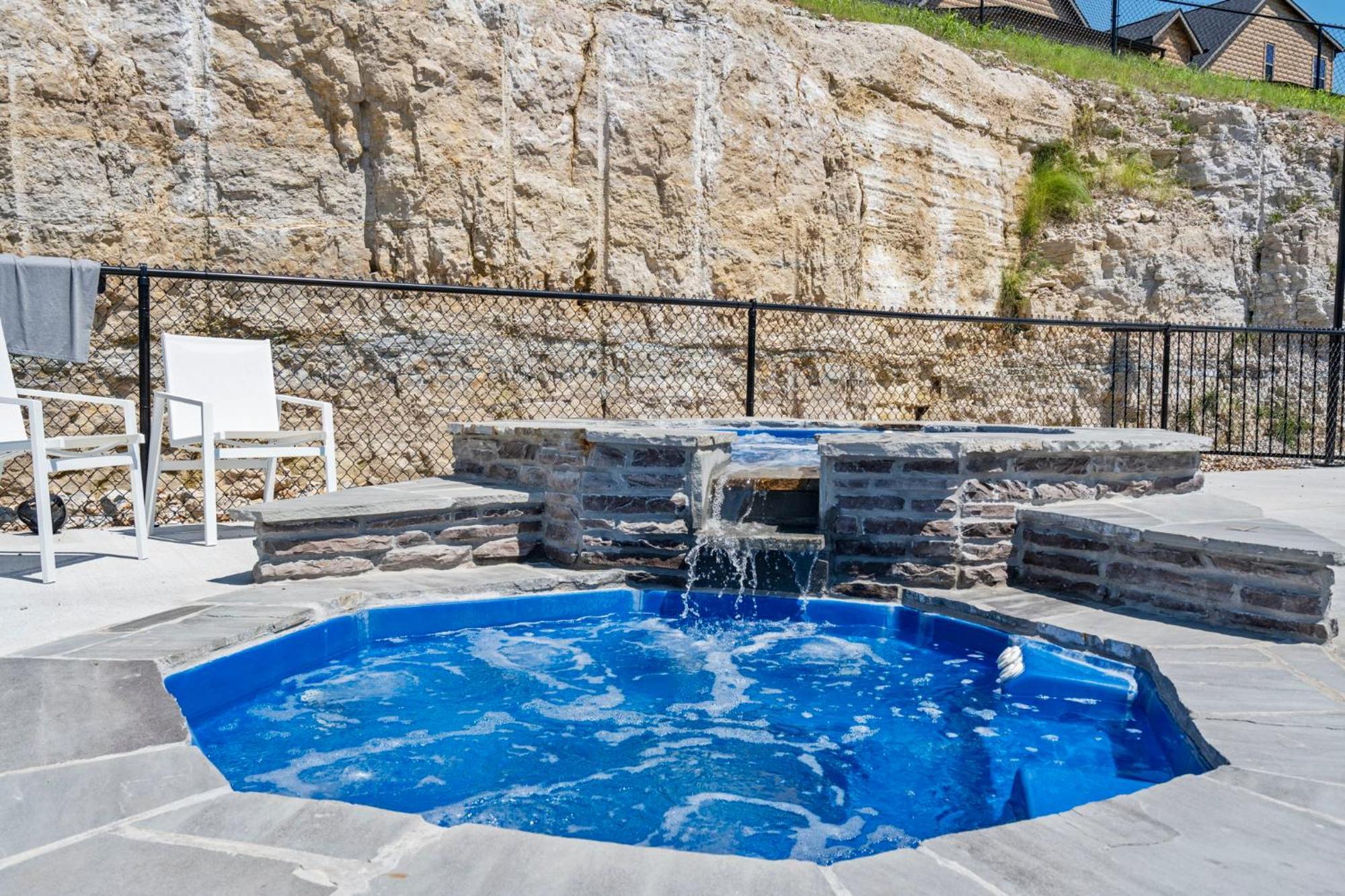 Holiday home New Log Cabin, Free Local Attraction Tickets Daily, Ozark Views, Cmty Amenities!