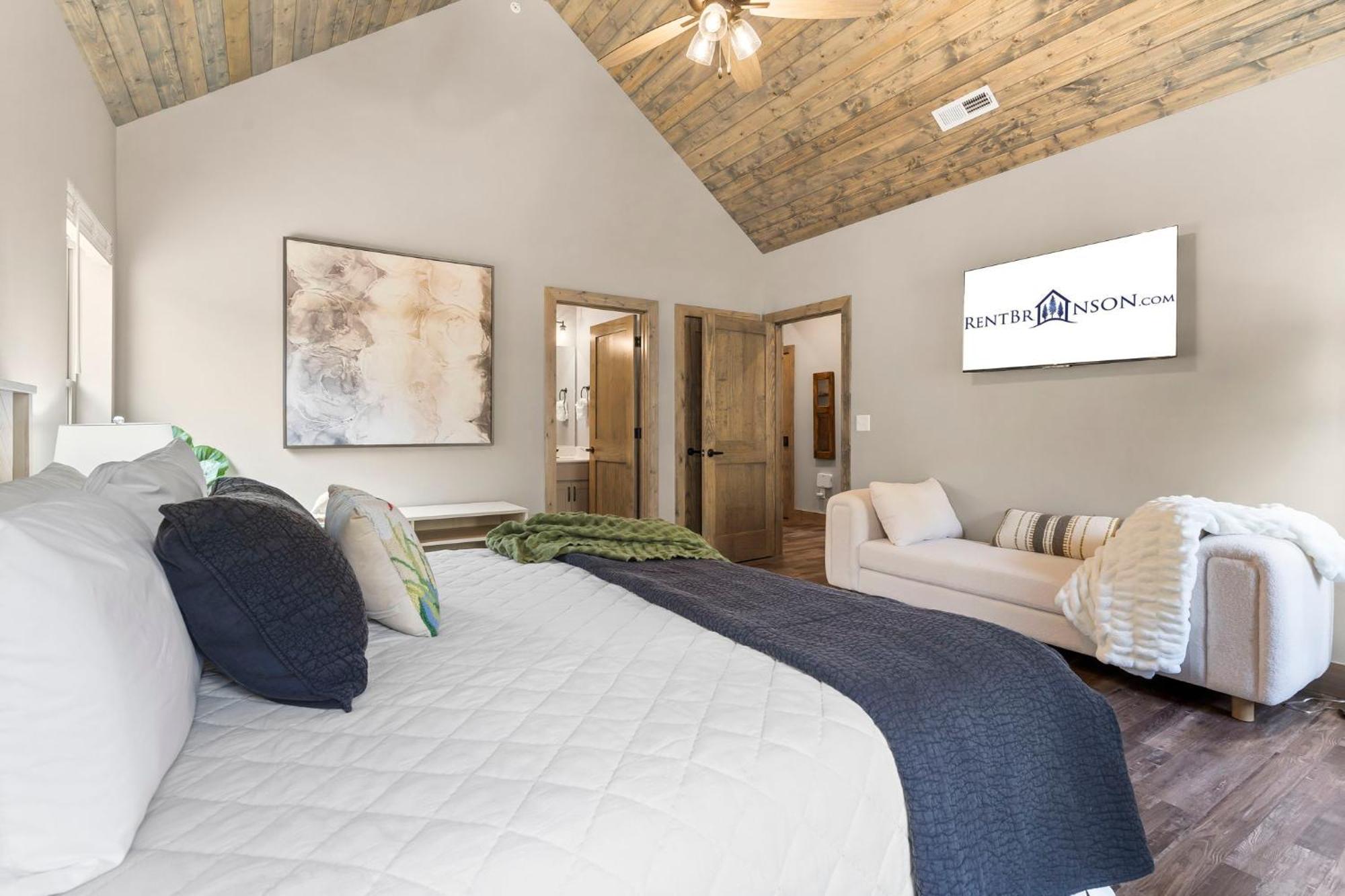 Holiday home New Log Cabin, Free Local Attraction Tickets Daily, Ozark Views, Cmty Amenities!