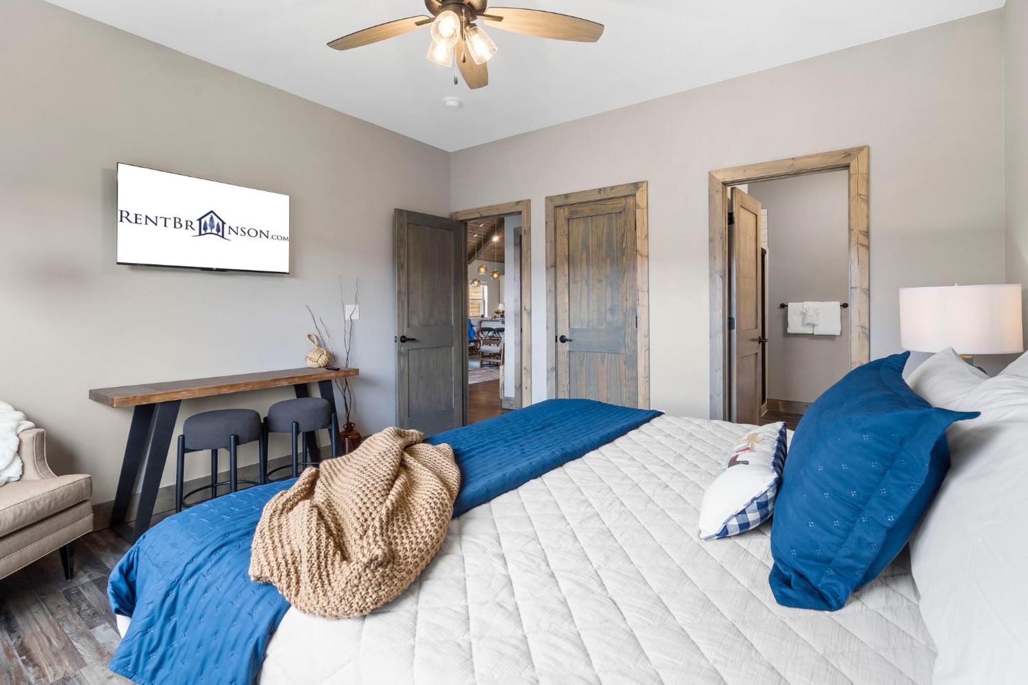 New Log Cabin, Free Local Attraction Tickets Daily, Ozark Views, Cmty Amenities! Branson