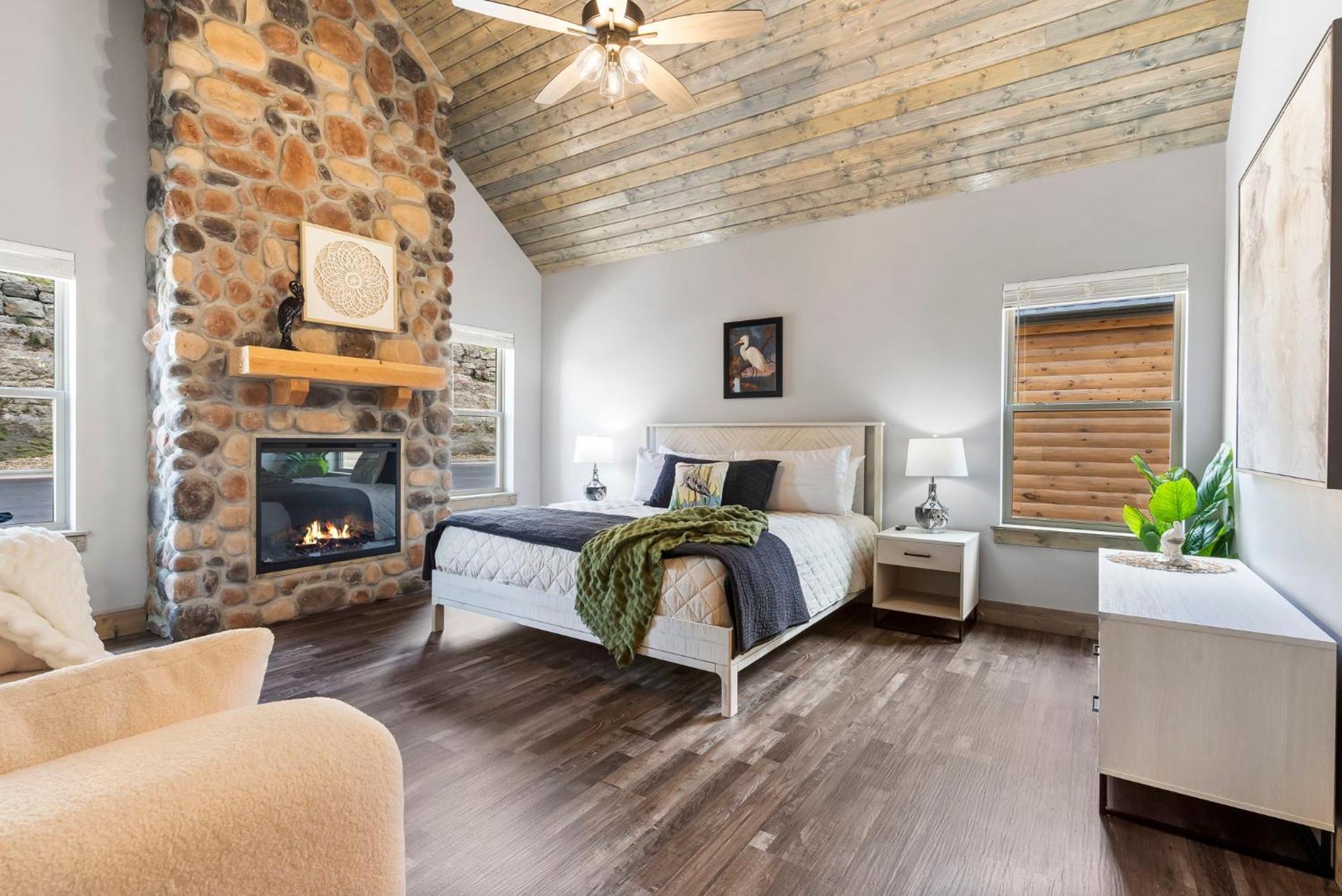 New Log Cabin, Free Local Attraction Tickets Daily, Ozark Views, Cmty Amenities! Holiday home