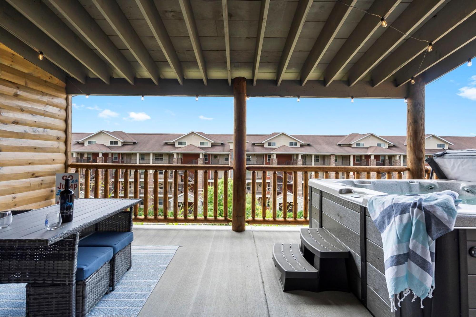 New Log Cabin, Free Local Attraction Tickets Daily, Ozark Views, Cmty Amenities! * Branson