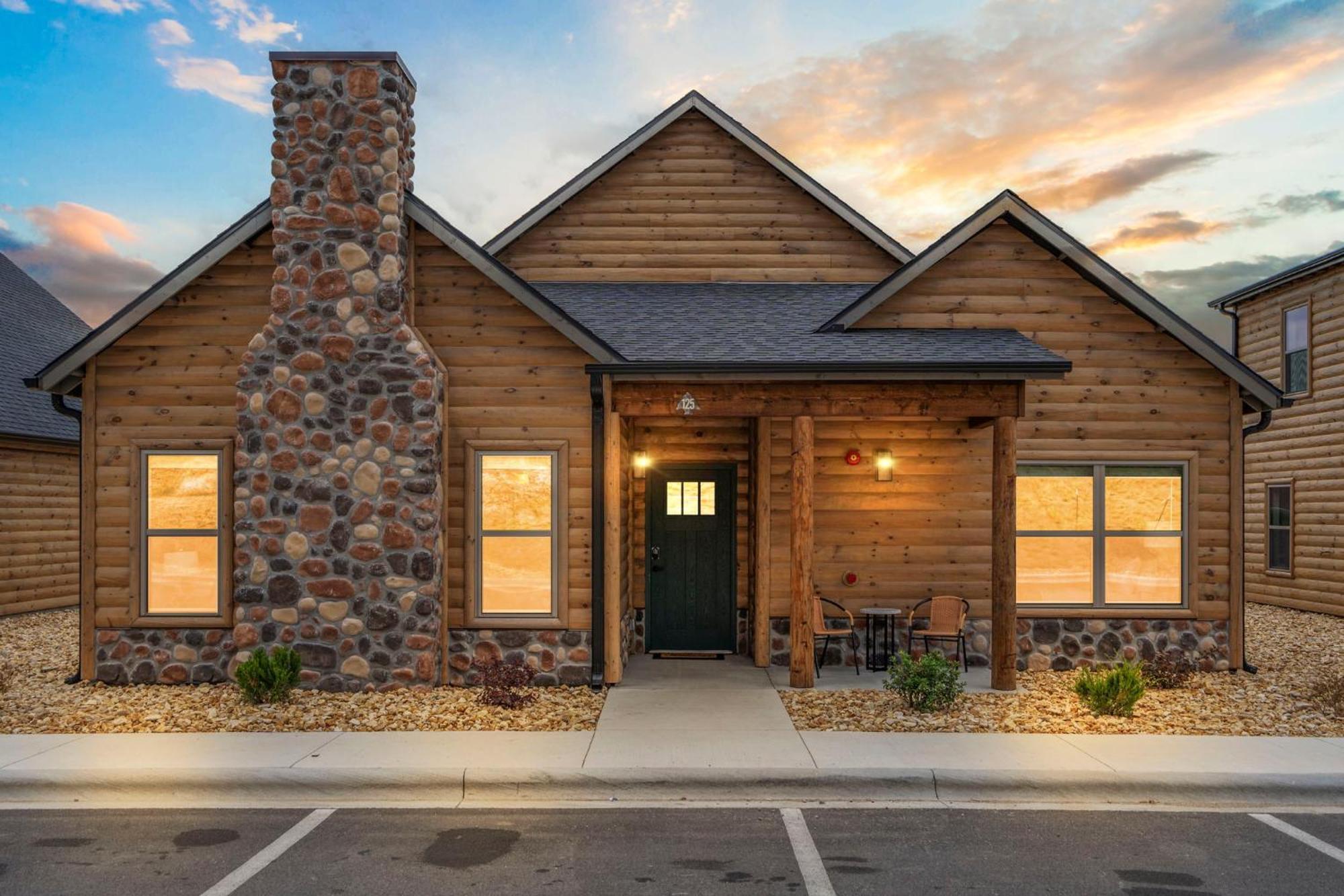 New Log Cabin, Free Local Attraction Tickets Daily, Ozark Views, Cmty Amenities!