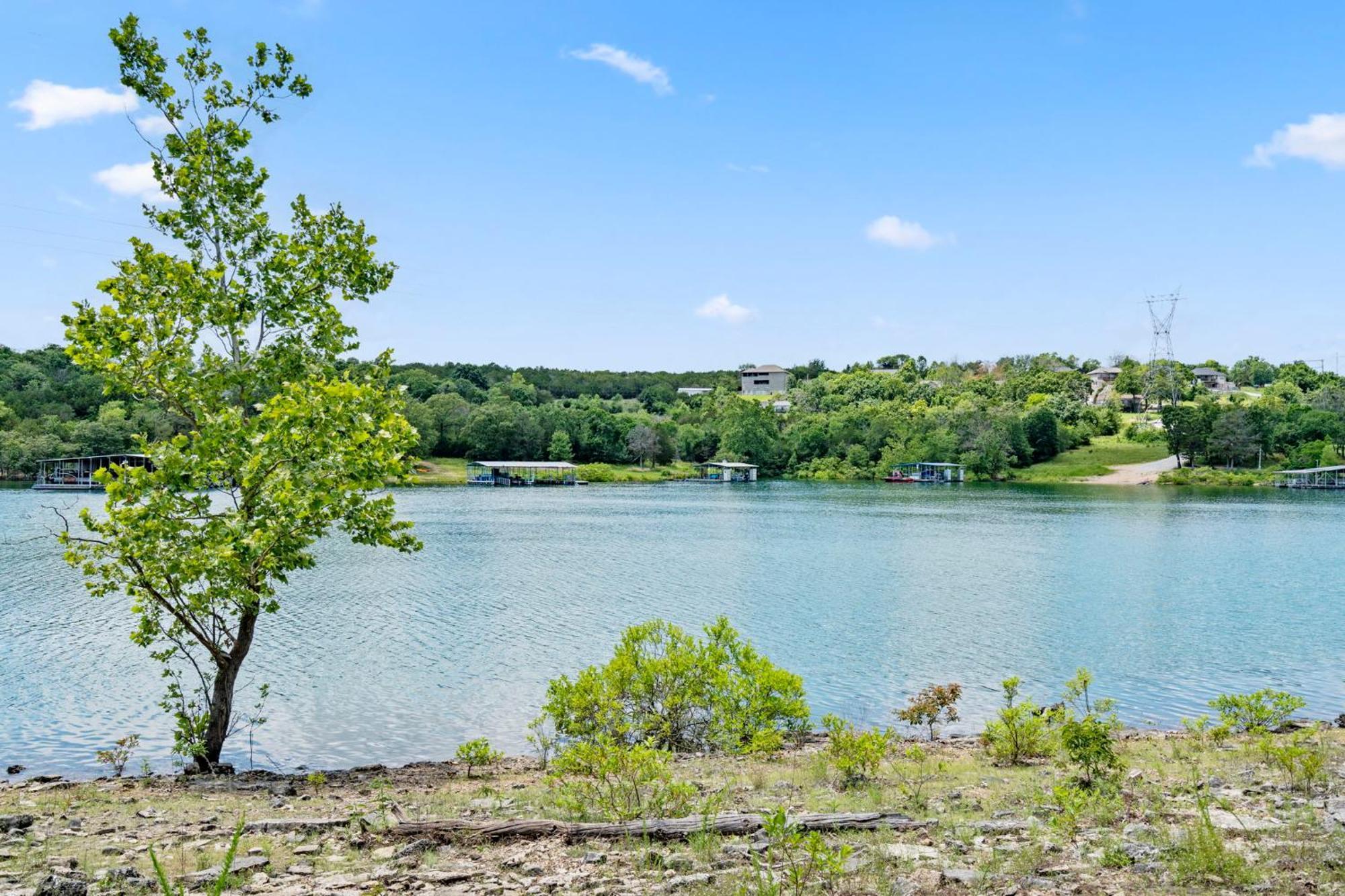 New Log Cabin, Free Local Attraction Tickets Daily, Ozark Views, Cmty Amenities! *