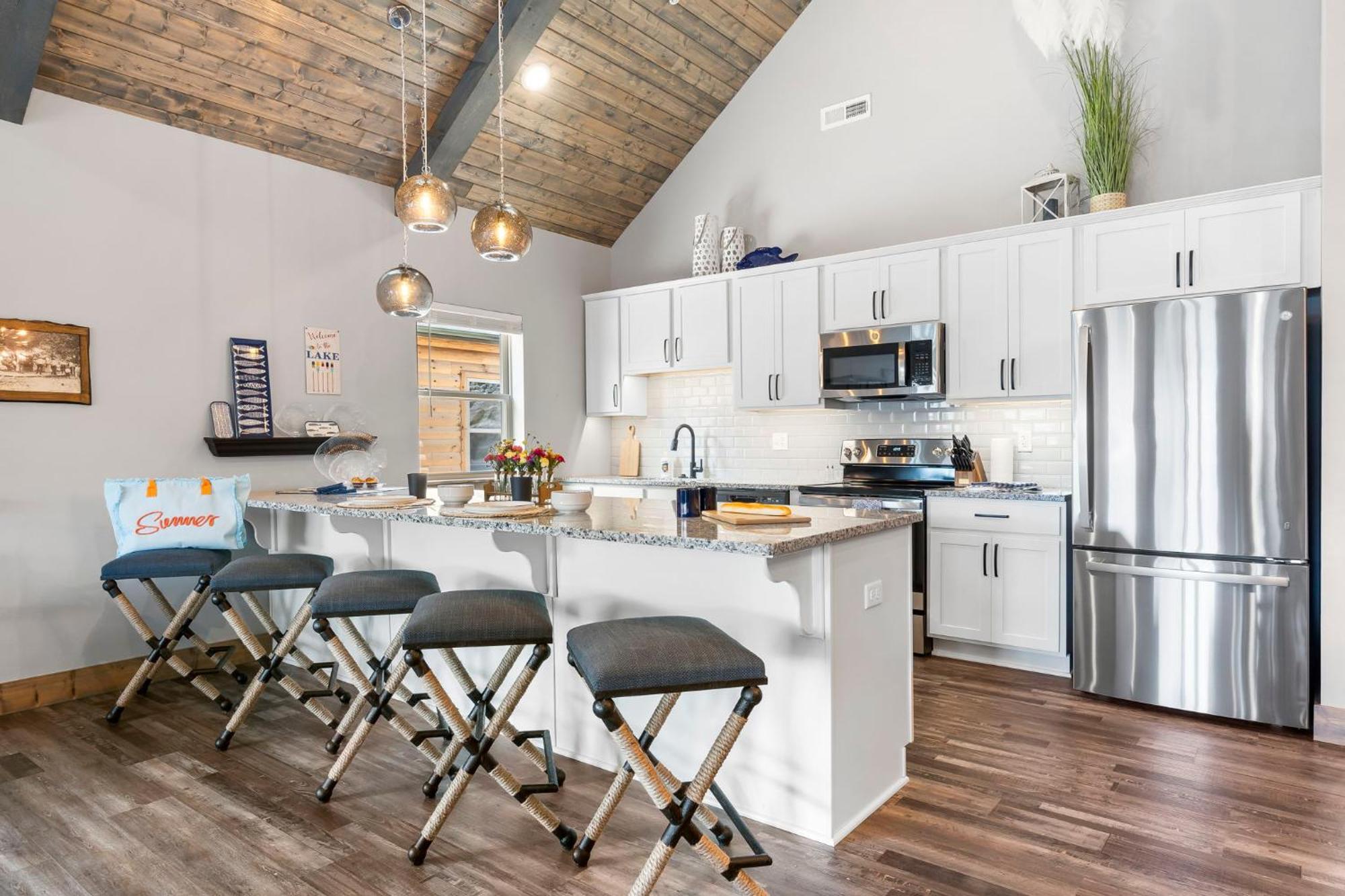 New Log Cabin, Free Local Attraction Tickets Daily, Ozark Views, Cmty Amenities! Branson
