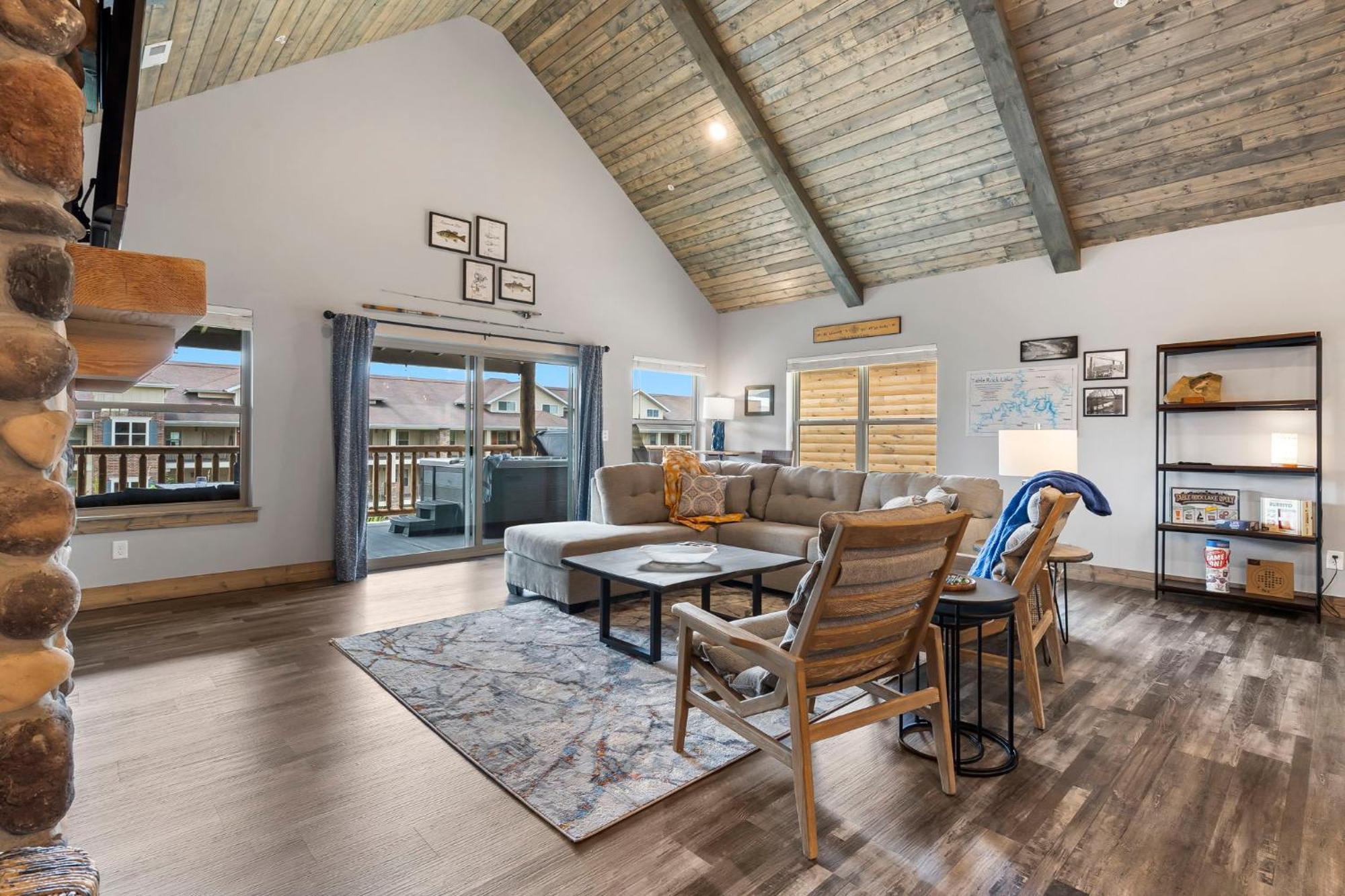 New Log Cabin, Free Local Attraction Tickets Daily, Ozark Views, Cmty Amenities! * Branson