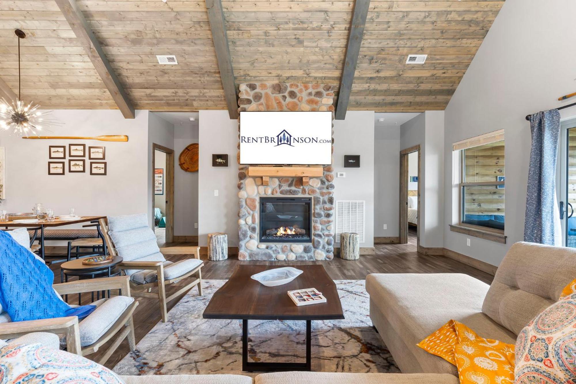 New Log Cabin, Free Local Attraction Tickets Daily, Ozark Views, Cmty Amenities! * Branson