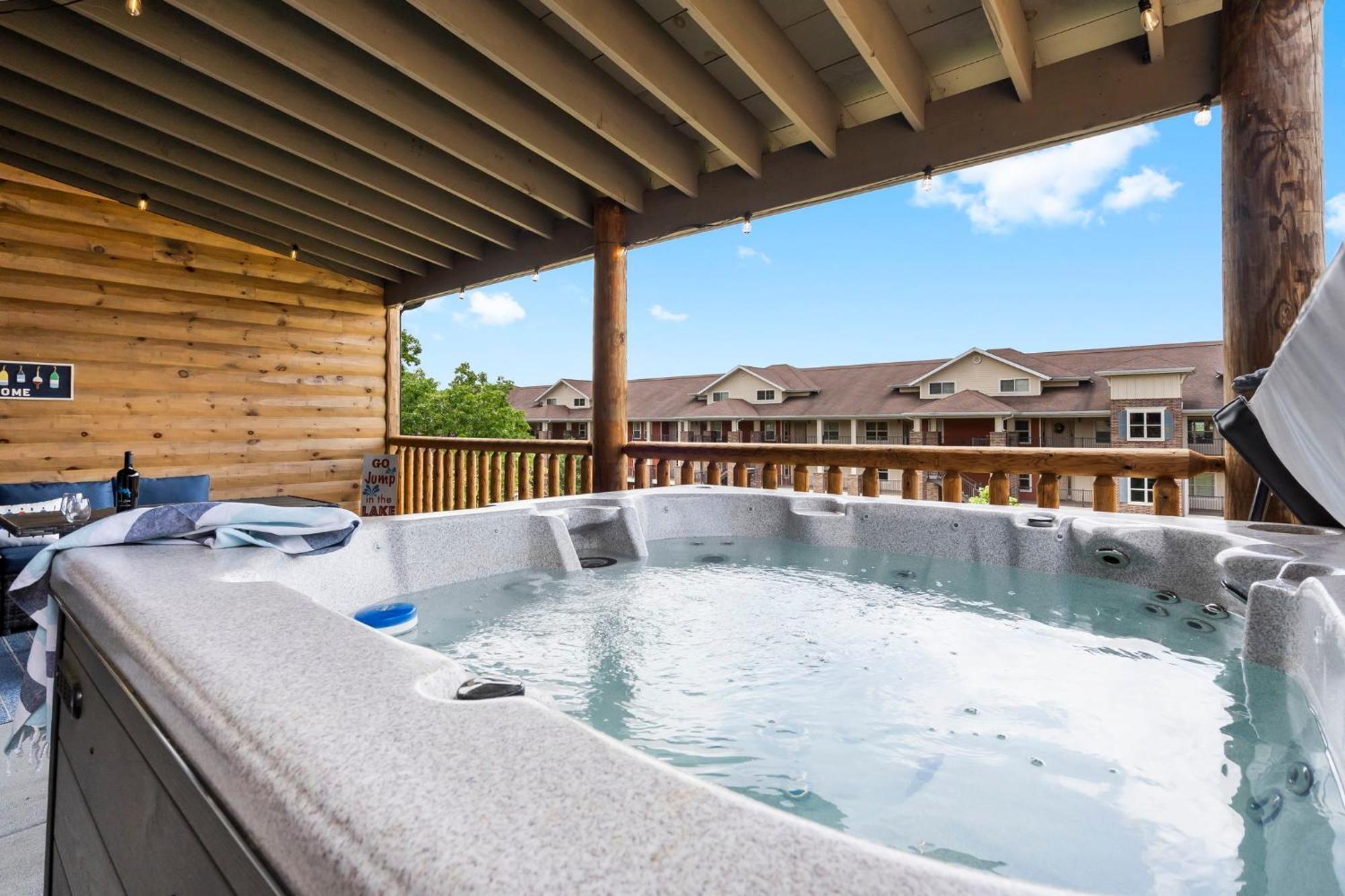 New Log Cabin, Free Local Attraction Tickets Daily, Ozark Views, Cmty Amenities!