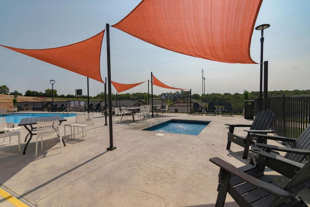 Putting Green-table Rock View-$400 Of Free Tickets-super Location-hot Tub! Holiday home Branson