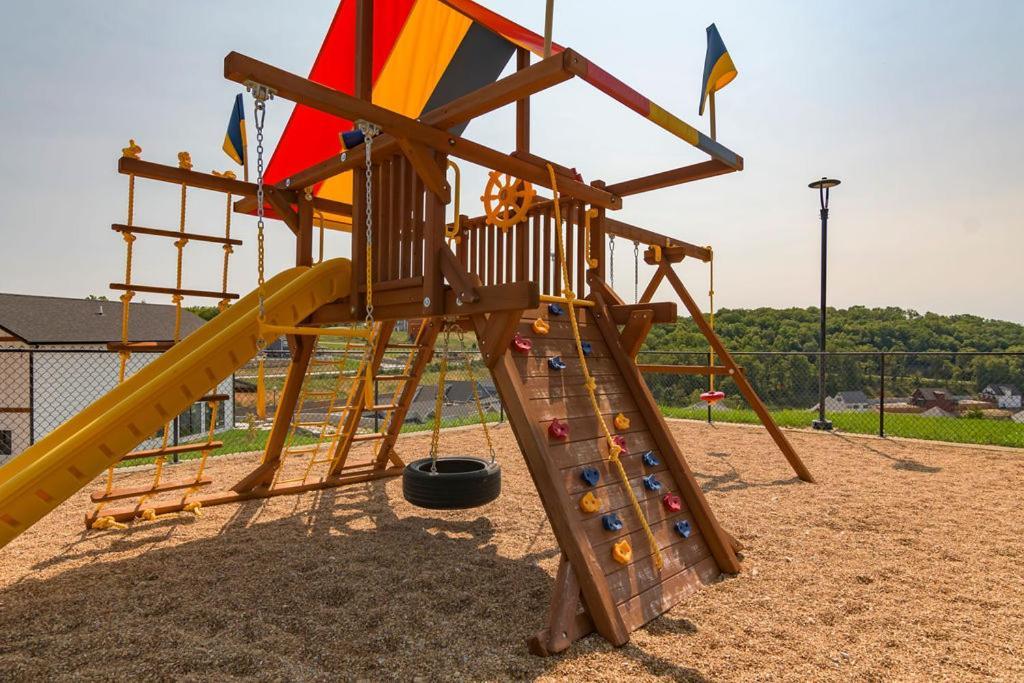Putting Green-table Rock View-$400 Of Free Tickets-super Location-hot Tub! Holiday home Branson