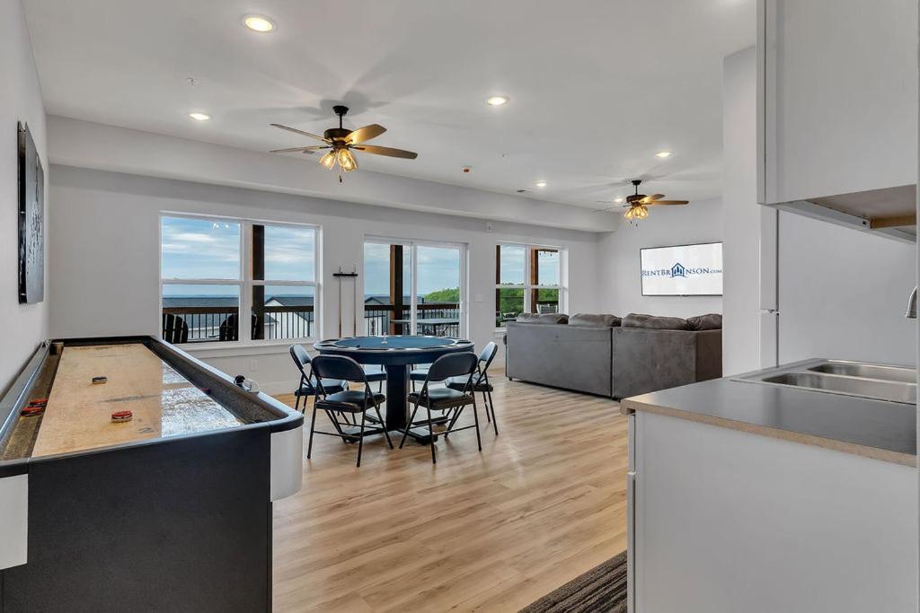 Putting Green-table Rock View-$400 Of Free Tickets-super Location-hot Tub! *