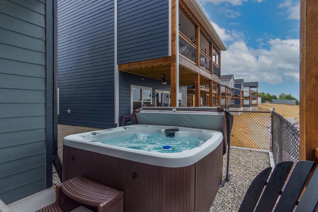 Putting Green-table Rock View-$400 Of Free Tickets-super Location-hot Tub! * Branson