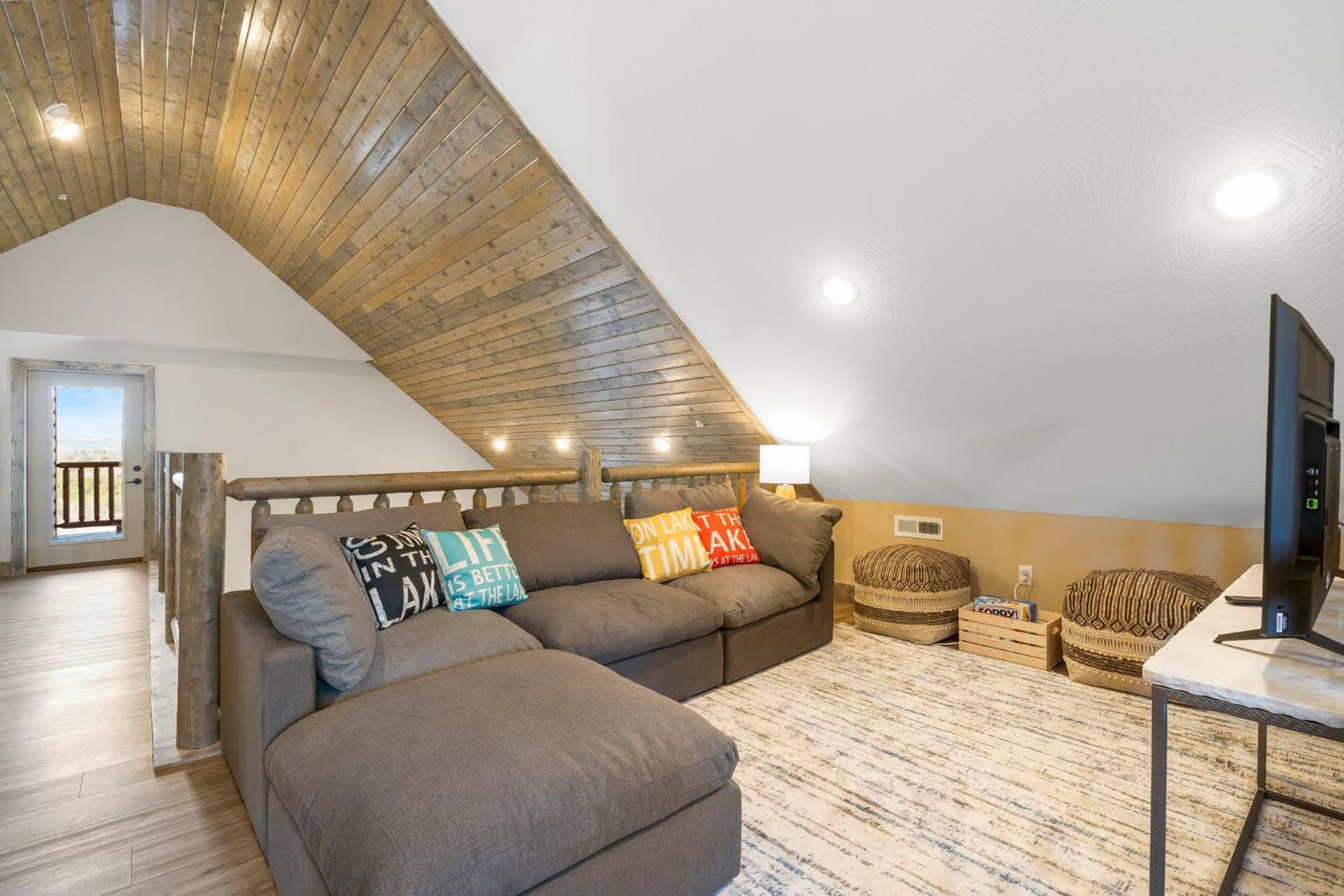 New Log Cabin, Pvt Hot Tub, Free Daily Activities, Shuffleboard, Arcade Branson