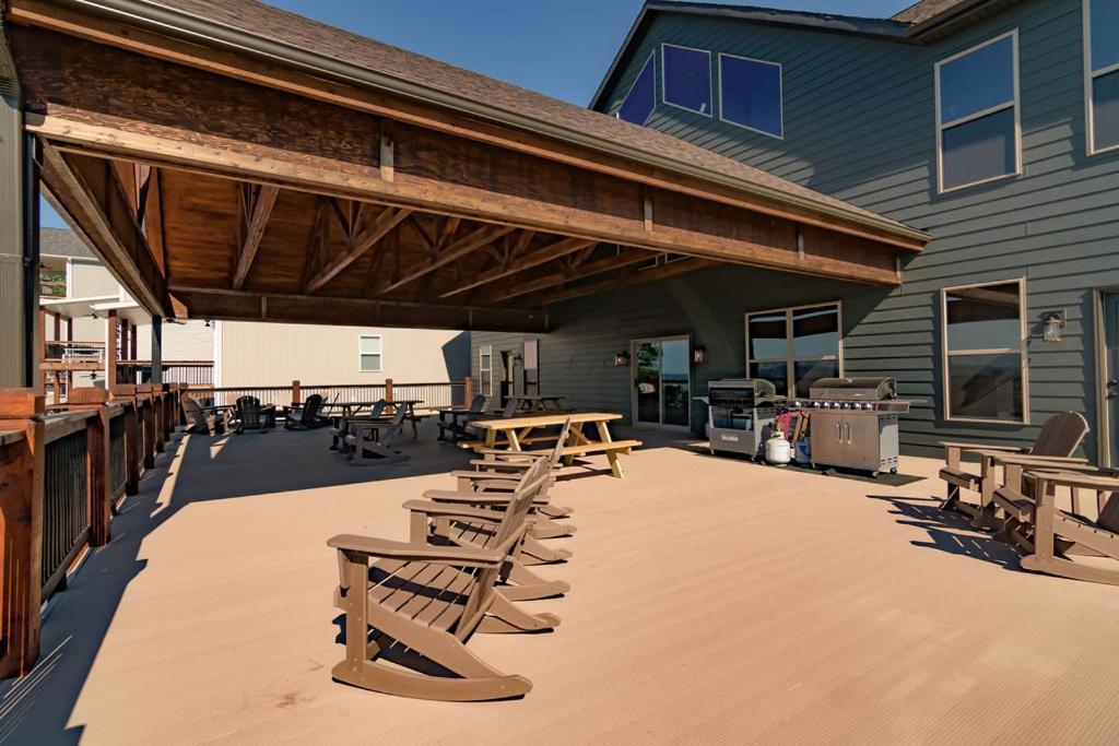 Holiday home Pvt Indoor Pool-basketball Court-theatre & Hot Tub-games-sleeps 46-table Rock View-free Tickets Branson