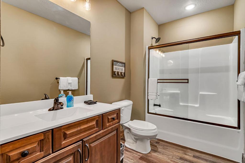 Pvt Indoor Pool-basketball Court-theatre & Hot Tub-games-sleeps 46-table Rock View-free Tickets Holiday home