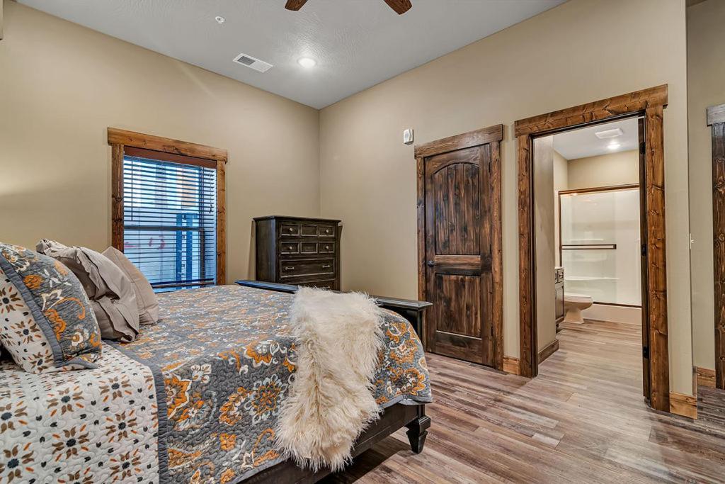 Pvt Indoor Pool-basketball Court-theatre & Hot Tub-games-sleeps 46-table Rock View-free Tickets Branson