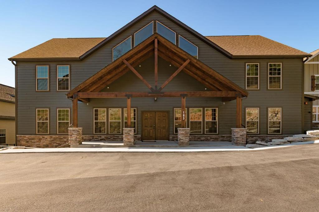 Holiday home Pvt Indoor Pool-basketball Court-theatre & Hot Tub-games-sleeps 46-table Rock View-free Tickets