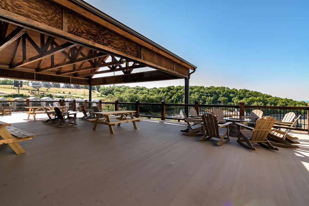 Pvt Indoor Pool-basketball Court-theatre & Hot Tub-games-sleeps 46-table Rock View-free Tickets Holiday home *