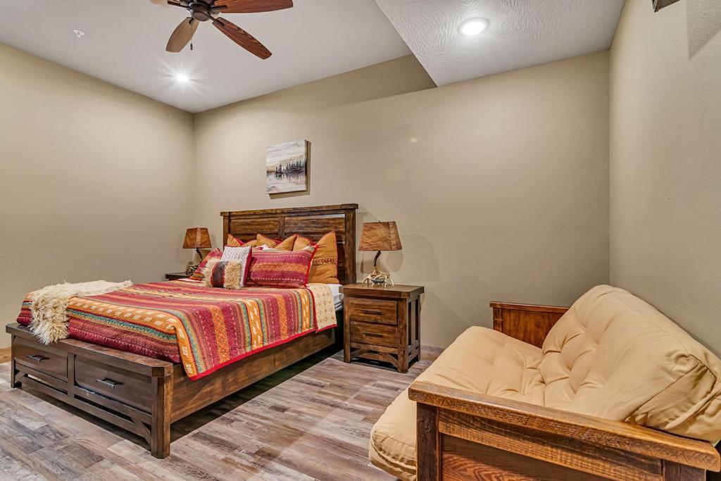 Pvt Indoor Pool-basketball Court-theatre & Hot Tub-games-sleeps 46-table Rock View-free Tickets Holiday home Branson