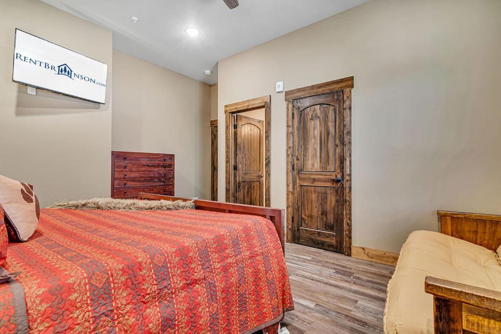 Pvt Indoor Pool-basketball Court-theatre & Hot Tub-games-sleeps 46-table Rock View-free Tickets
