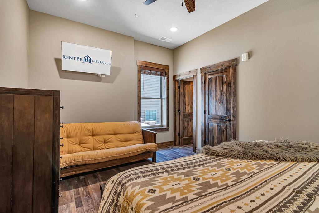 Holiday home Pvt Indoor Pool-basketball Court-theatre & Hot Tub-games-sleeps 46-table Rock View-free Tickets *