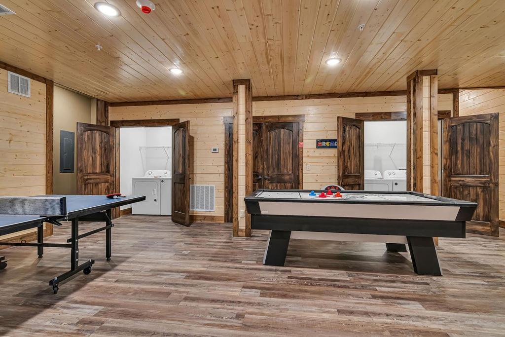 Pvt Indoor Pool-basketball Court-theatre & Hot Tub-games-sleeps 46-table Rock View-free Tickets Holiday home Branson