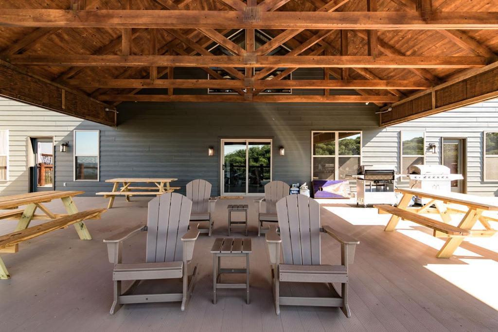 Holiday home Pvt Indoor Pool-basketball Court-theatre & Hot Tub-games-sleeps 46-table Rock View-free Tickets Branson