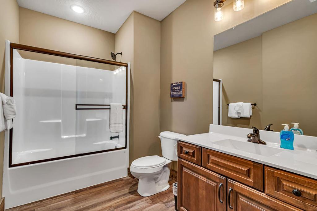 Pvt Indoor Pool-basketball Court-theatre & Hot Tub-games-sleeps 46-table Rock View-free Tickets Holiday home