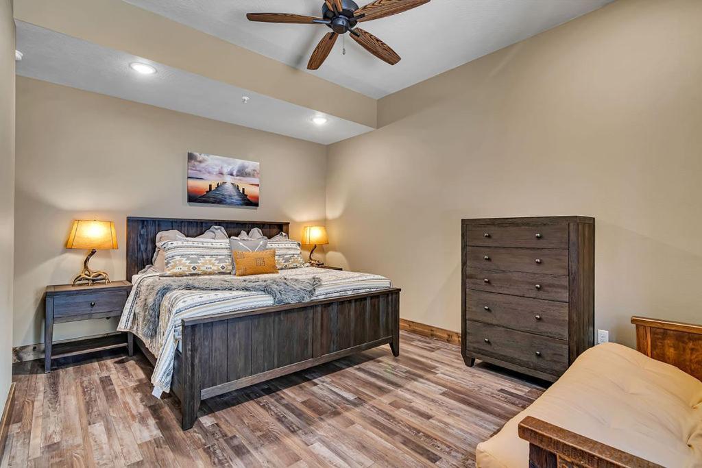 Holiday home Pvt Indoor Pool-basketball Court-theatre & Hot Tub-games-sleeps 46-table Rock View-free Tickets