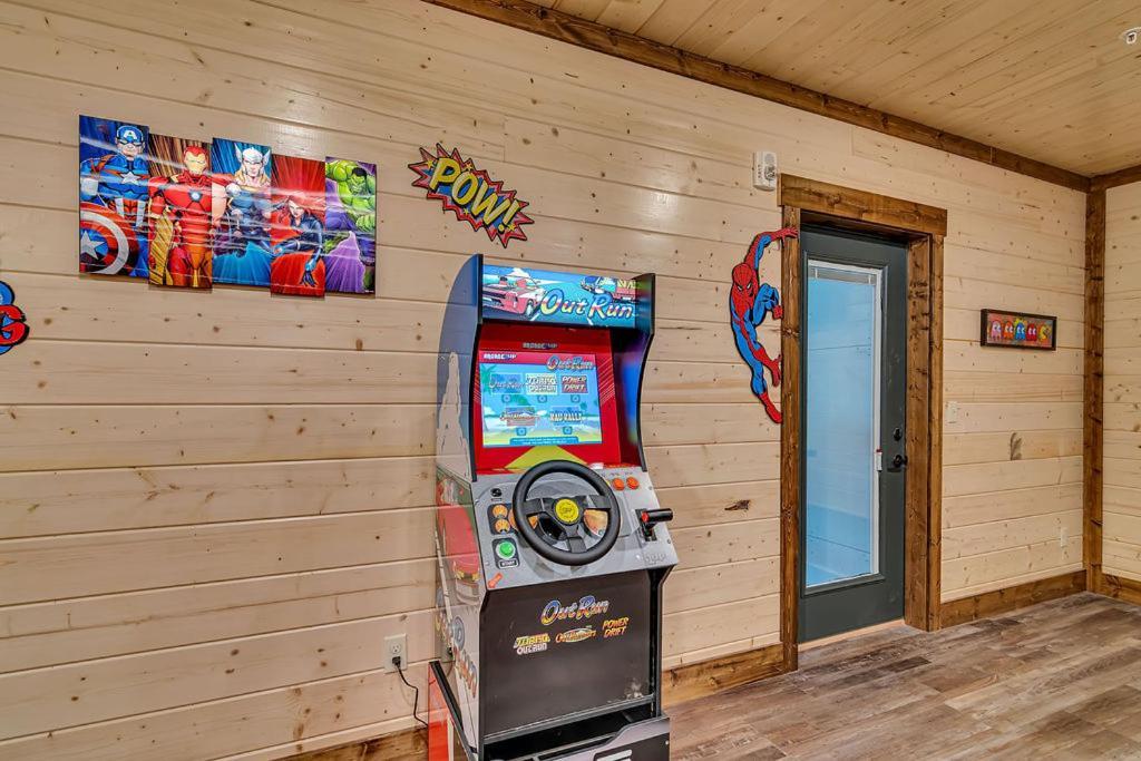 Holiday home Pvt Indoor Pool-basketball Court-theatre & Hot Tub-games-sleeps 46-table Rock View-free Tickets *