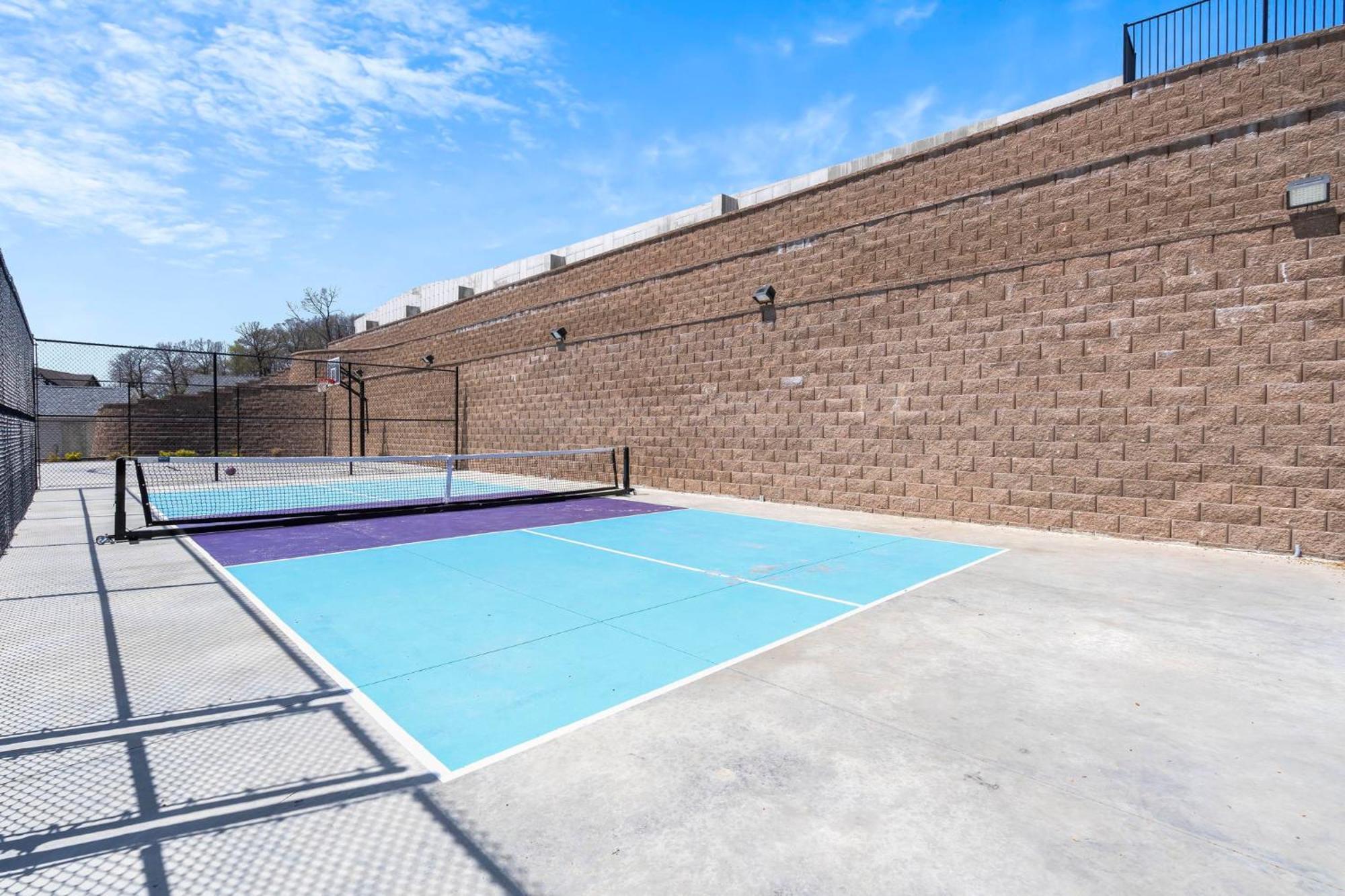 Holiday home Pvt Indoor Pool-basketball Court-theatre & Hot Tub-games-sleeps 46-table Rock View-free Tickets