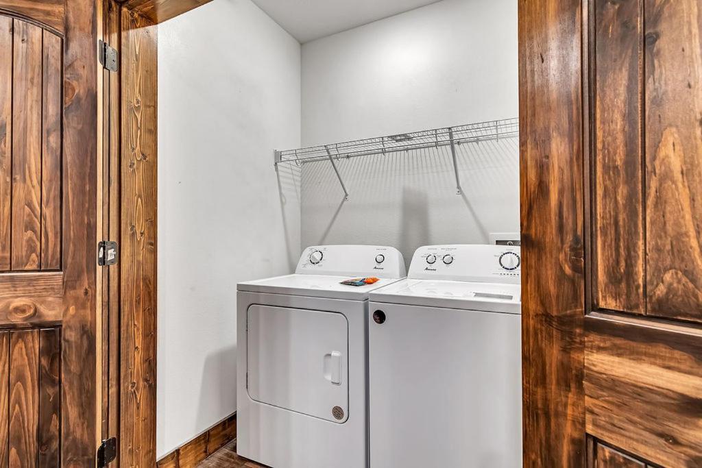 Pvt Indoor Pool-basketball Court-theatre & Hot Tub-games-sleeps 46-table Rock View-free Tickets Holiday home Branson
